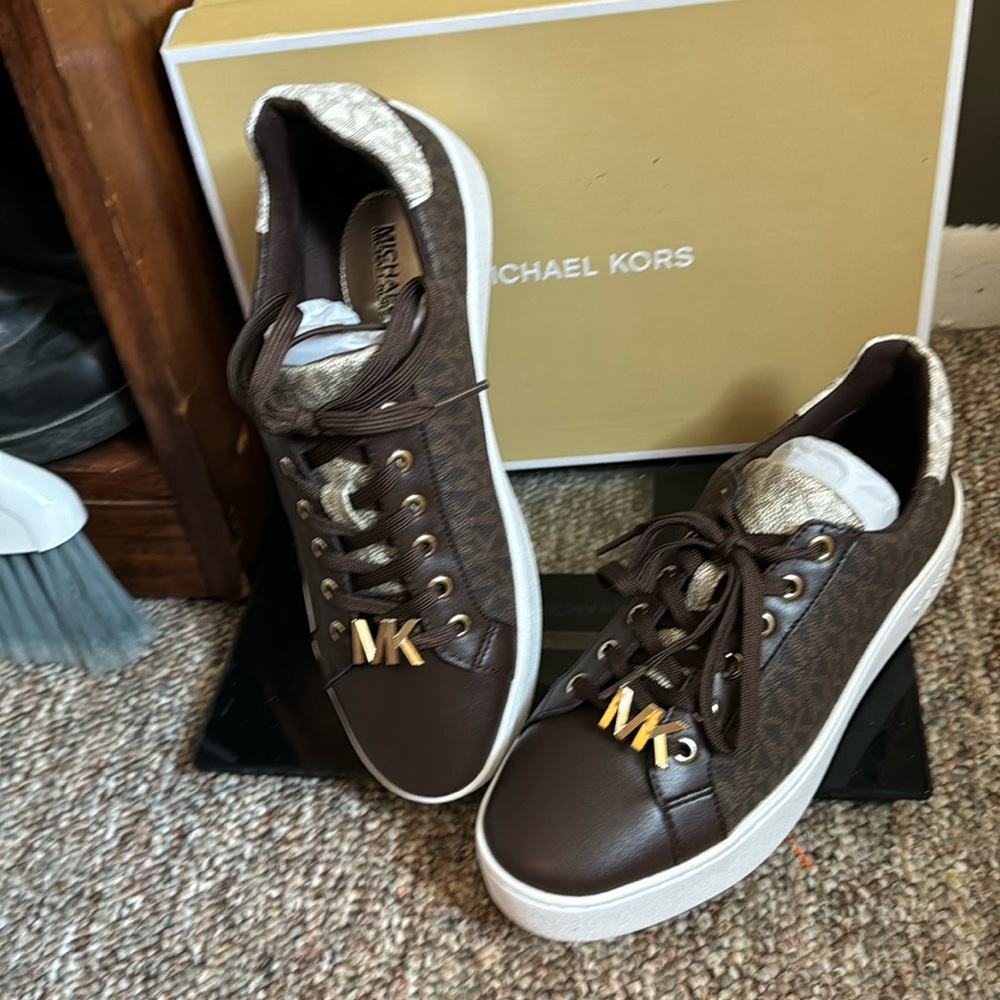 Poppy Color-Block Logo Sneaker